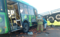 В Омской области столкнулись КАМАЗ и автобус: погибло 16 человек. Выживших отправили спецбортом в Москву