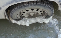 Из-за коммунального ЧП на Воровского тюменцы не смогли уехать на работу: машины примерзли ко льду