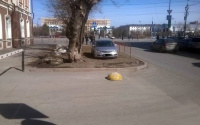 Тюменцы вычислили нарушителя, который регулярно паркуется на газоне в центре города
