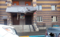 Вечером в Тюмени мужчина выпал из балкона многоэтажки и остался жив: подробности ЧП 