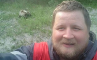 Страшное фото: мужчина сделал селфи с медведем под Нижневартовском