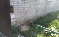 Тюменцы жалуются, что разрушающийся дом на Малышева бросили управкомпании