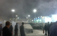 В Тюмени на парковке KIA сгорела дотла, огонь перекинулся на другую машину: фото с места ЧП