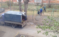 Тюменцы приняли коммунальщиков за воришек: трое мужчин срезали качели на детской площадке