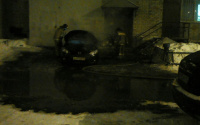Во дворе дома на Депутатской в Тюмени вспыхнула припаркованная машина: видеокадры