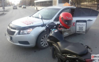 В Тюмени столкнулись такси и мотоцикл, есть фото