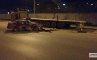 В Тюмени столкнулись грузовик и легковушка: водитель иномарки был пьян 
