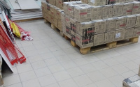 Фото: В тюменском супермаркете параллельно с продажей продуктов затеяли ремонт 