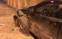 В Тюмени "Додж" влетел на скорости в "Мерседес" - машины снесли ограду, есть видео