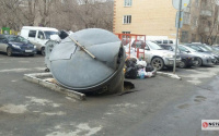 В Тюмени мусорный контейнер ушел под землю, есть фото