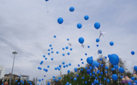 Синие летящие шары: тюменцы сделали фото с сегодняшней акции 