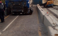 В Тюменской области грузовик упал на бок и свесился с моста 