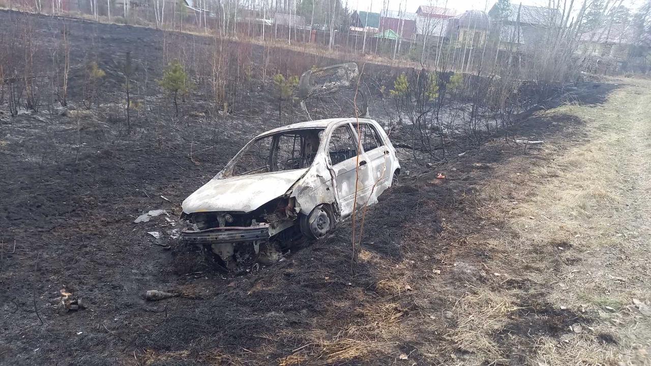 Под Тюменью иномарка от удара в автобус улетела в кювет и полностью сгорела  | Наша Газета