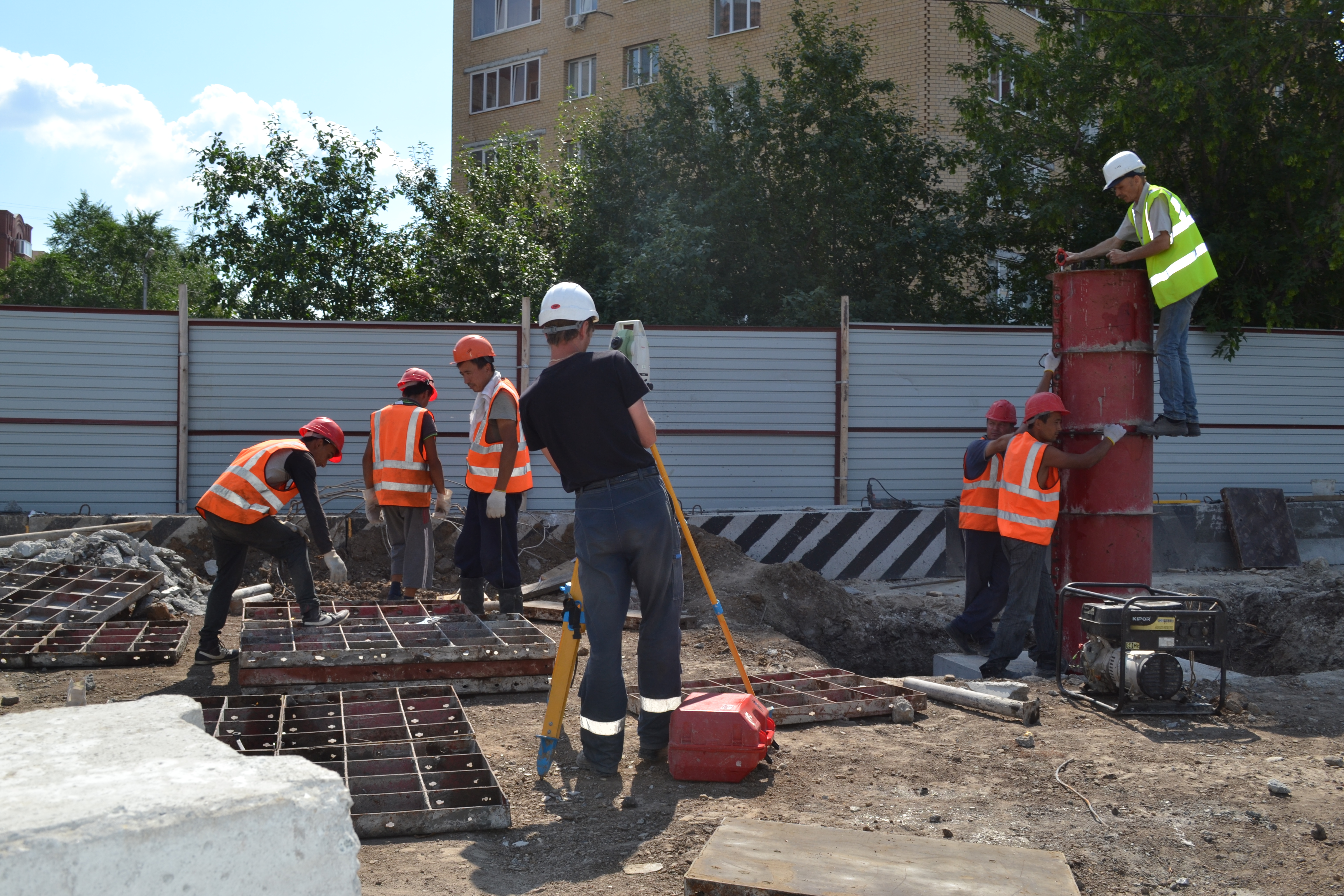 Строительство надземного переходного перехода на Мельникайте в Тюмени - 12 июля 2016 года
