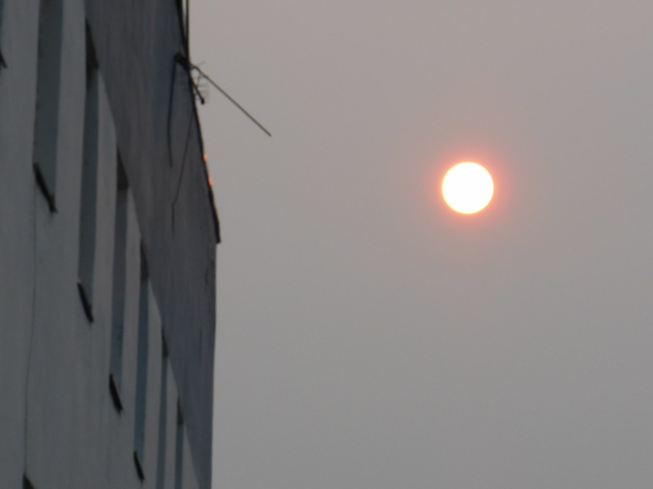 Красное солнце и смог в Тюмени - 19.07.2016
