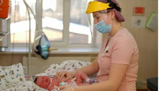 Тюменские врачи спасли недоношенного младенца, откормив его