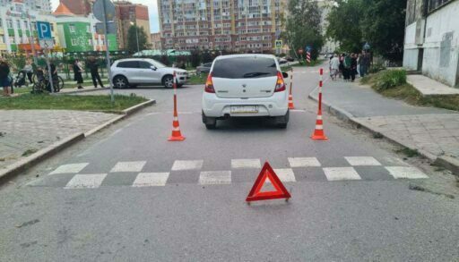 В результате ДТП в Тюмени пострадал 7-летний пассажир на самокате