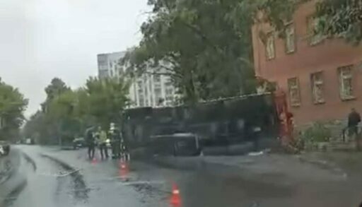 В Тюмени перевернулся пожарный автомобиль