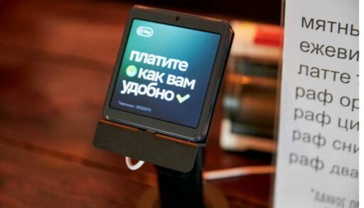 Улыбайтесь и платите: Сбер установил более 10 тысяч терминалов для оплаты биометрией