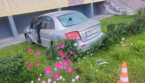 В Тюмени пьяный пенсионер на «КIA» врезался в чужие авто, детские качели, столб и в дом