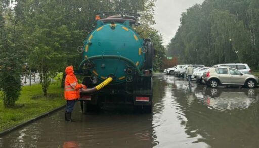 В Тюмени устраняют последствия утреннего ливня