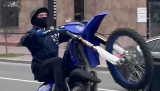 Инспекторы ГИБДД задержали юного байкера, гонящего по тюменскому Арбату