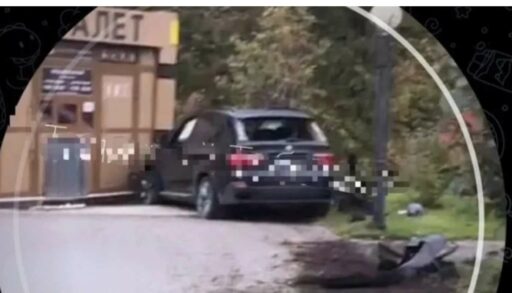 В Тобольске водитель BMW врезался в общественный туалет