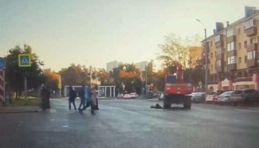 В Тюмени экскаватор сбил девочку