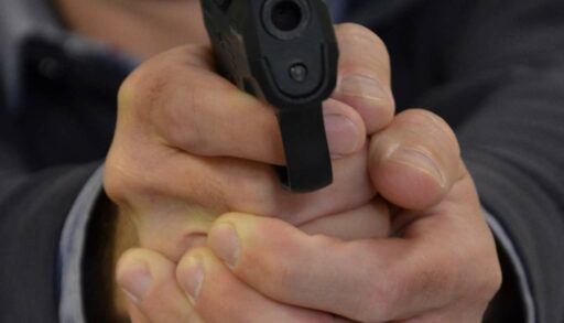 В Тюмени задержали мужчину, который угрожал прохожим пистолетом