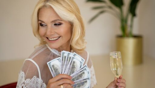 Девушка деньги 2 freepik.com