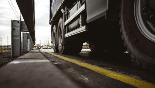 В Тюмени пьяный мужчина угнал грузовик, чтобы уехать на родину