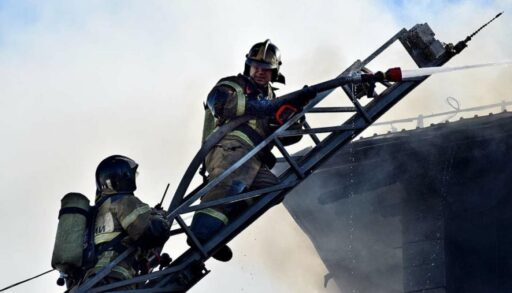 При пожаре в тюменской многоэтажке погиб человек