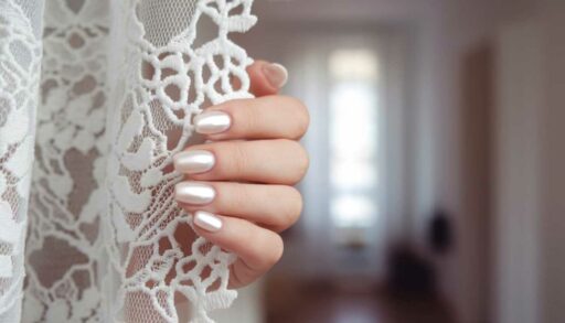 Жемчужно-белый маникюр