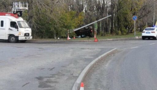 Пытаясь скрыться от автоинспекторов, водитель BMW врезался в бордюр и фонарь