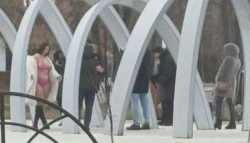 В Ишиме уволенная со скандалом учительница вышла полуголой на улицу