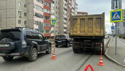 В Тюмени грузовик сбил на "зебре" подростка