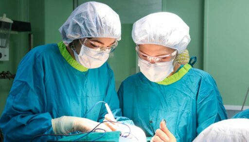 Хирурги удалили тюменке гигантскую щитовидку, которая ее чуть не задушила