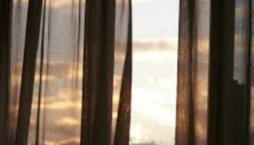 В центре Тюмени из окна высотки выпал мужчина