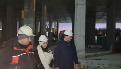 На стройке под Тюменью с пятого этажа сорвался рабочий