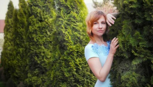 Дача сад туя девушка pixabay.com