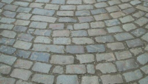 Брусчатки или асфальт: какой материал лучше для городского благоустройства