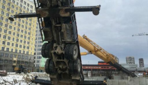 В Тюмени на стройплощадке рухнул кран
