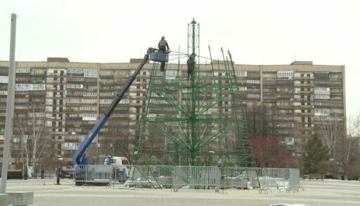 В Тюмени начали установку главной новогодней ёлки