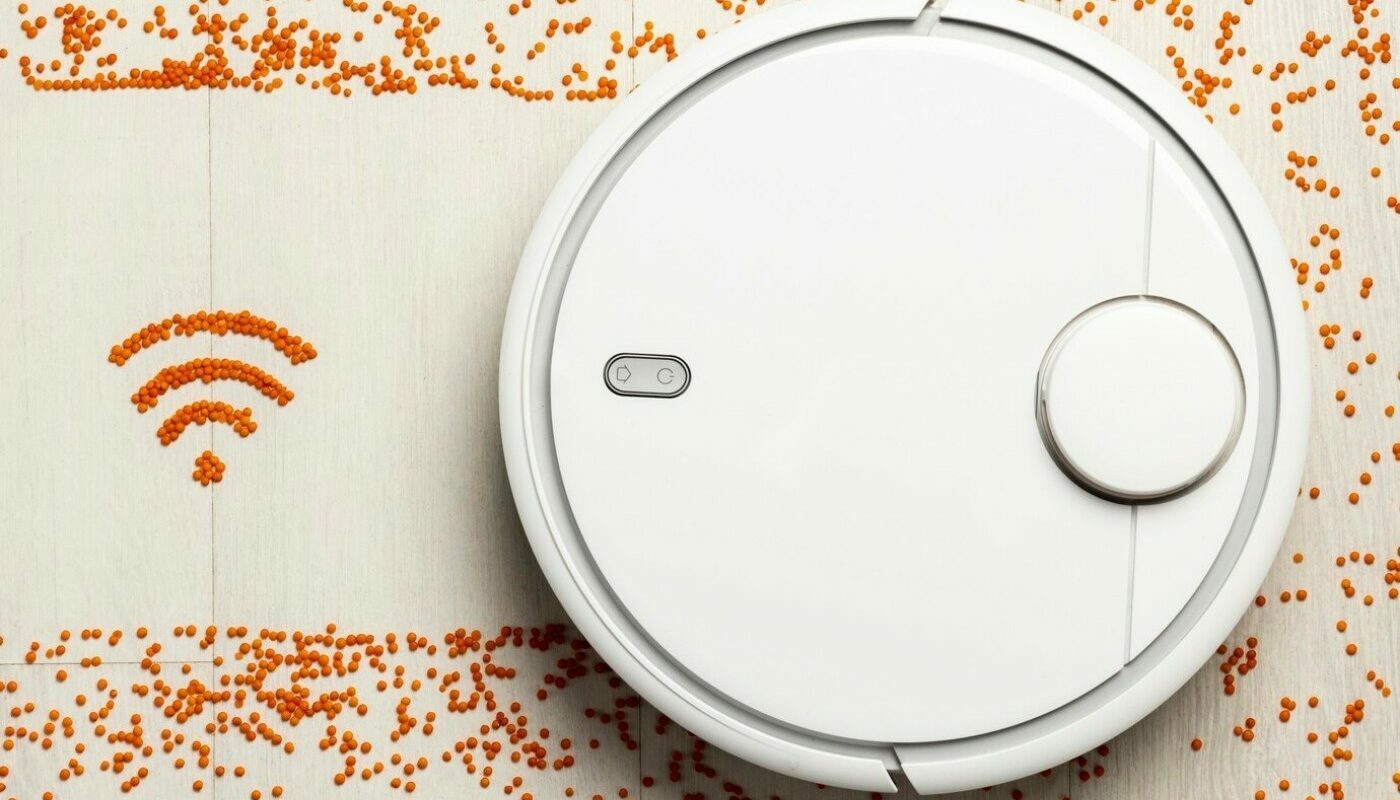 Робот-пылесос не любит низкую мебель
