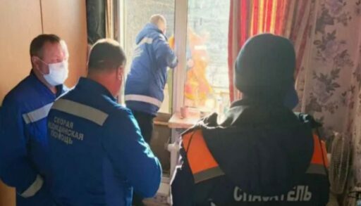 Сотрудники МЧС спасли тюменца, который хотел спрыгнуть с балкона