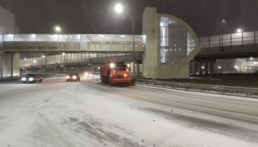 Дорожники расчищают от снега тюменские трассы