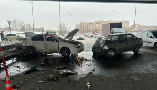 Утром в лобовом ДТП в Тюмени пострадали два человека