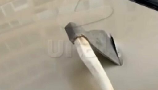 В Тюмени неизвестный воткнул топор в «Майбах» российского бизнесмена