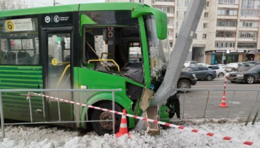 В Тюмени в утреннем ДТП с маршруткой пострадали 10 человек