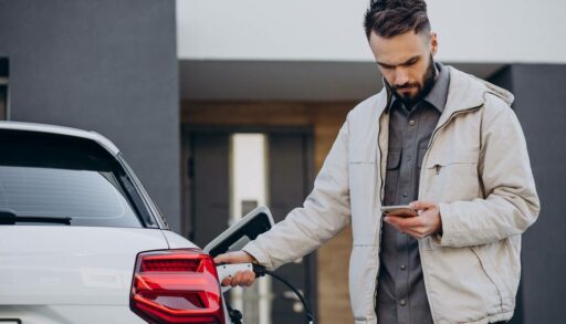 Мужчина заправляет машину